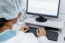 Nový AI model diagnostikuje výrazně lépe než lékaři. Radí se sám se sebou