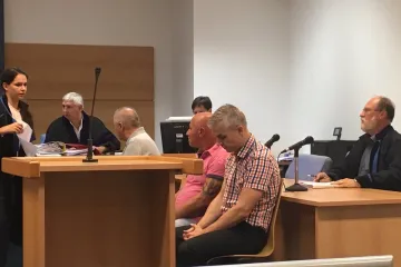 Muži prodali stovky litrů alkoholu s jedovatým metanolem. Jeden jde do vězení, dva dostali podmínku