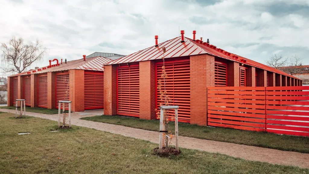 V obci Líbeznice dochází v posledních několika letech ke značným  architektonickým proměnám. Moderní obec v okrese Praha-východ se může chlubit téměř desítkou nových projektů. Na fotografii je nový areál hasičské zbrojnice a zázemí pro technické služby