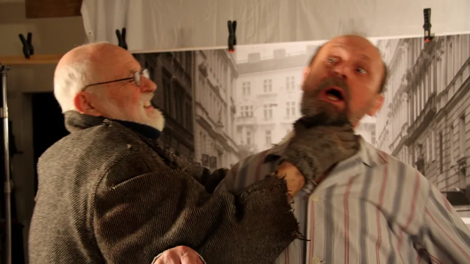 Jan Švankmajer a Václav Helšus při natáčení filmu Přežít svůj život