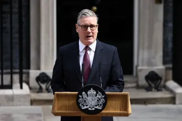 Britský premiér Starmer rezignuje