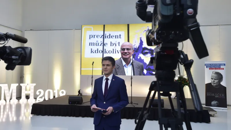 Reportér ČT Petr Obrovský ve štábu Michala Horáčka