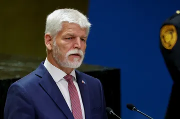 Pavel dorazí na jednání vlády, ta rozhodnutí o delegaci na summit NATO odložila