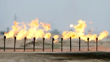 Ropné pole poblíž Basry v Iráku