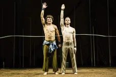 Australskému novému cirkusu nevadí před Prahou ohnout páteř