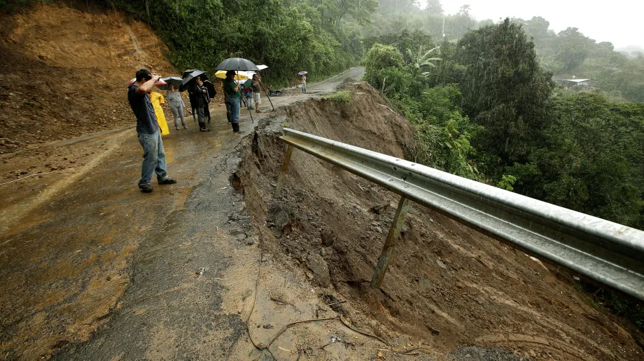 Deštěm podemletá silnice na Kostarice