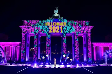 Svět vítá rok 2021, má přinést naději v boji s koronavirem