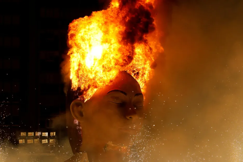 Na závěr festivalu soch ve španělské Valencii zapalují jejich tvůrci své vlastní papírové výtvory. Jde o součást tradice, která k festivalu zvanému Fallas neodmyslitelně patří