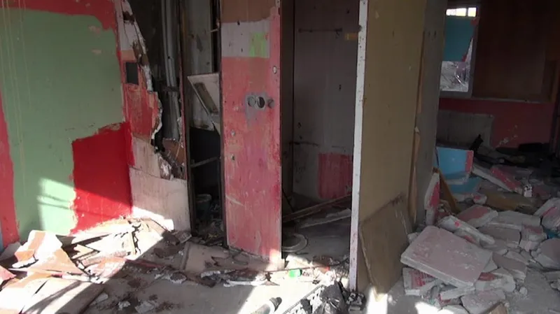 Jeden ze zdemolovaných bytů v Janově