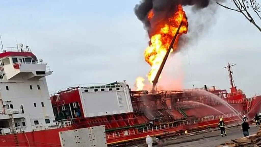 Hořící tanker na Ukrajině poblíž rumunské obce Plauru