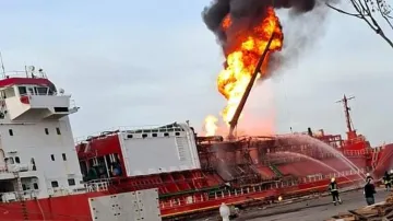 Hořící tanker na Ukrajině poblíž rumunské obce Plauru