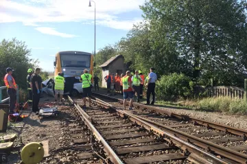 Tragédie na přejezdu: Srážku s vlakem na Znojemsku nepřežili dva lidé 