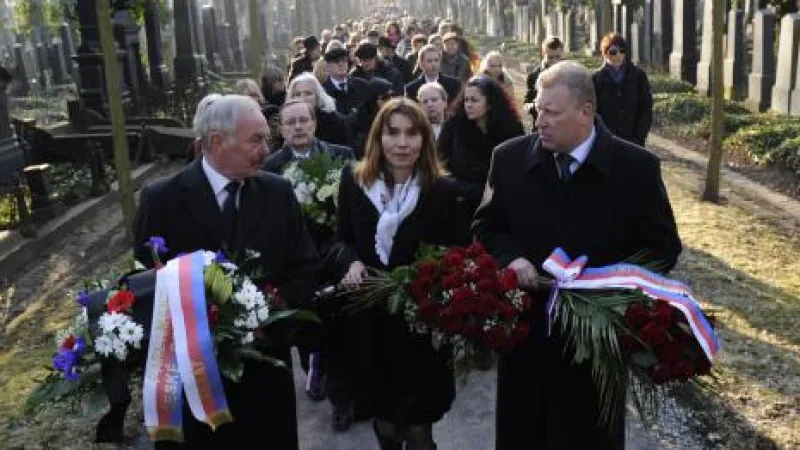 Přátelé a obdivovatelé Arnošta Lustiga při vzpomínkovém setkání na Novém židovském hřbitově v Praze: místopředseda Senátu Přemysl Sobotka (vlevo), ředitelka Centra Franze Kafky Markéta Mališová (vpravo) a ministr kultury Jiří Besser (v pozadí)