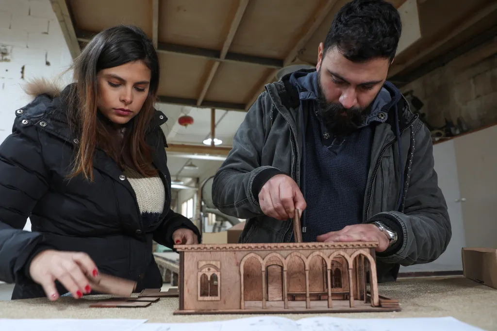 Georges a Jennifer Ghafaryovi při práci na miniatuře domu