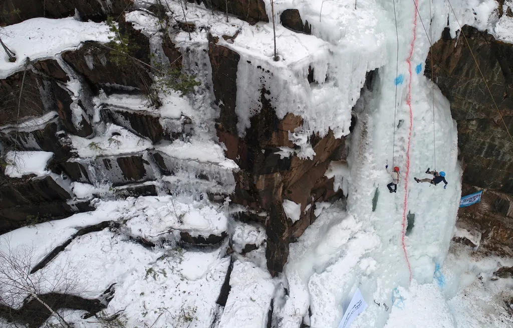 Účastníci regionální soutěže v lezení po ledu a v zimním horolezeckém mistrovství v národní přírodní rezervaci Stolby u města Krasnojarsk