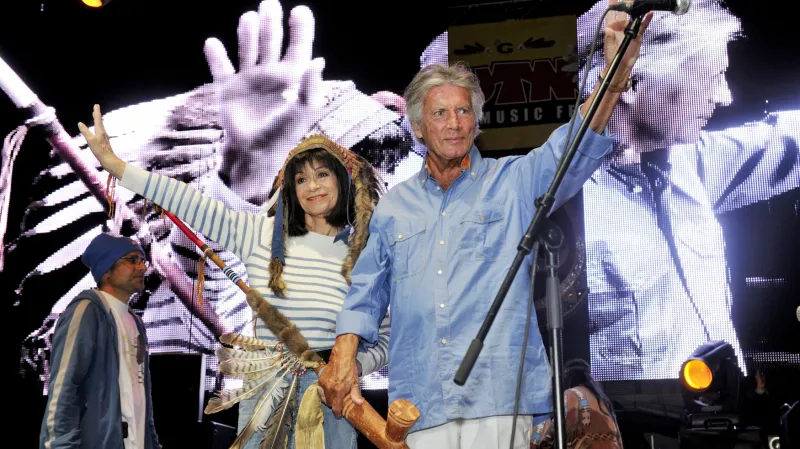 Pierre Brice s herečkou Marií Versiniovou (představitelkou Nšo-či ve dvou filmech a dalších postav ve filmových mayovkách z Orientu) na trutnovském festivalu v roce 2013