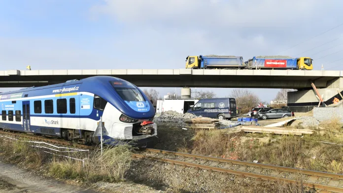 Estakáda ve Skvrňanech se zatím staví, na rozdíl od přestavby tzv. přesmyku ale již neovlivňuje provoz na trati do Domažlic