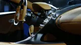 Interiér Bugatti Chiron. Osmilitrový šestnáctiválec se čtyřmi turby zrychlí z nuly na 100 km/h za 2,5 sekundy a z nuly na 300 km/h za necelých 14 sekund. Chiron bude mít 1500 koní a pojede až 420 km/h.