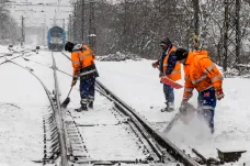 Česko čeká opět sněžení. Počasí omezilo příměstské vlaky, většina silnic je sjízdná