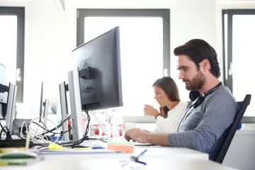 Ze zemí V4 si nejvíce vydělají programátoři v Budapešti, personální ředitelé v Bratislavě a marketingoví experti ve Varšavě