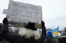 „Vlastizrádce,“ zaznělo na protestu proti Ficově schůzce s Putinem