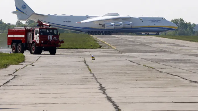 Antonov An-225 na letišti Gostomel u Kyjeva před odletem do Prahy. Mrija v ukrajinštině znamená sen