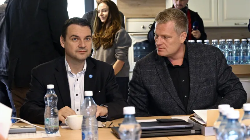 Předseda strany Petr Macinka (vlevo) a čestný předseda Filip Turek na první společné schůzi poslanců zvolených za Motoristy