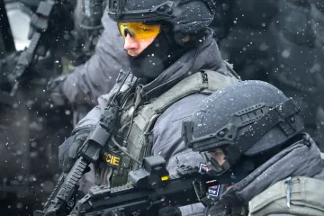 Nejvyšší správní soud znovu otevřel spor o pokutu za nákup policejních samopalů