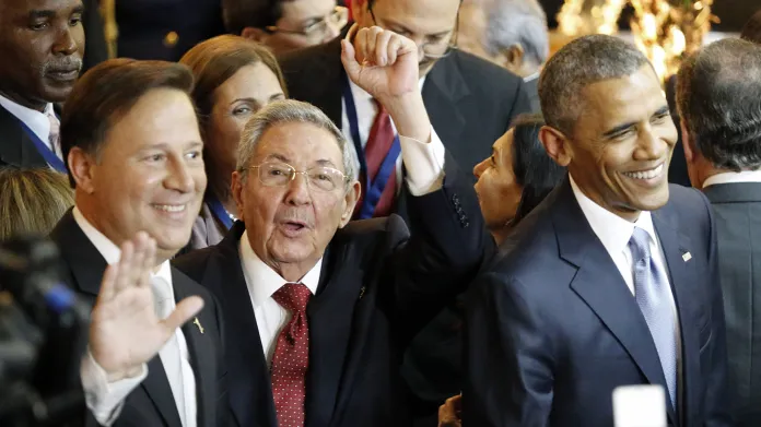 Panamský prezident Juan Carlos Varela, prezident Kuby Raúl Castro a prezident USA Barack Obama na zahájení summitu v Panamě