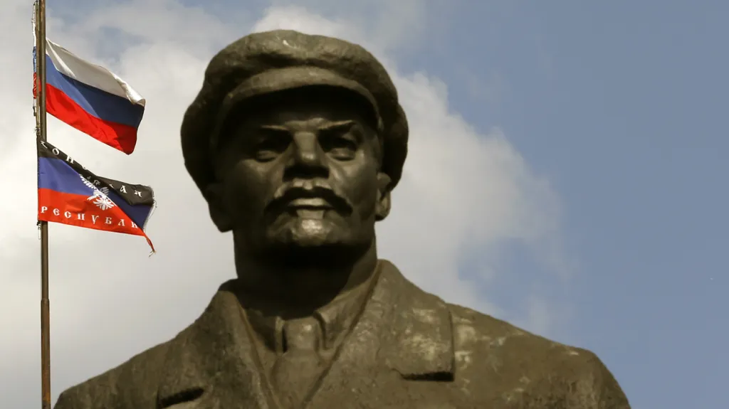 Vlajka Ruska a samozvané Doněcké republiky za sochou Lenina