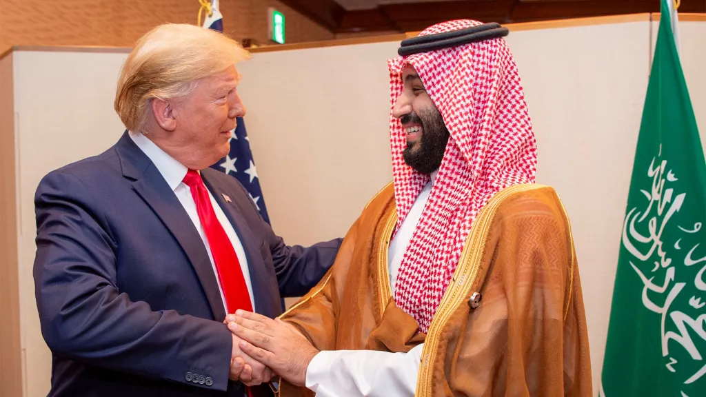 Prezident USA Donald Trump a saúdský korunní princ Muhammad bin Salmán na summitu G20 v Ósace v roce 2019