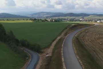 Konec hluku a kličkování mezi auty. Horní Lukavice se dočkala obchvatu