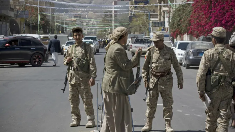 Povstalci z kmene Hutíú před prezidentským palácem