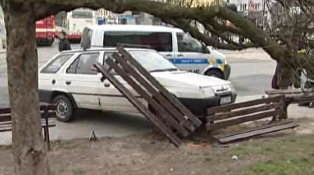 Řidič najel na nástupní ostrůvek zastávky autobusu
