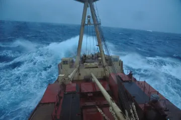 Profesor se vrátil z plavby po Pacifiku. Zkoumal členy posádky