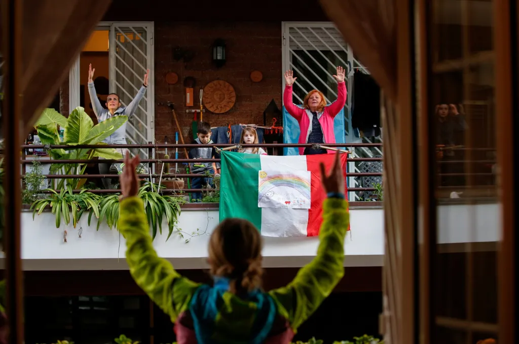 Italové v době virové karantény nemohou opouštět obydlí. Na snímku trenérka Antonietta Orsiniová provádí pro své sousedy „balkonovou“ lekci cvičení