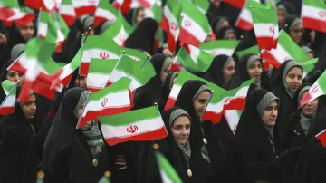 Íránské školačky během oslav v ulicích