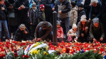 Zapálené svíčky u památníku událostí 17. listopadu 1989 na Národní třídě