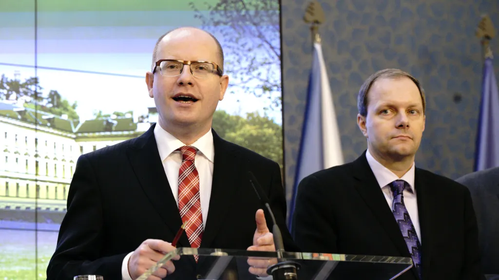 Premiér Bohuslav Sobotka a ministr školství Marcel Chládek (oba ČSSD)