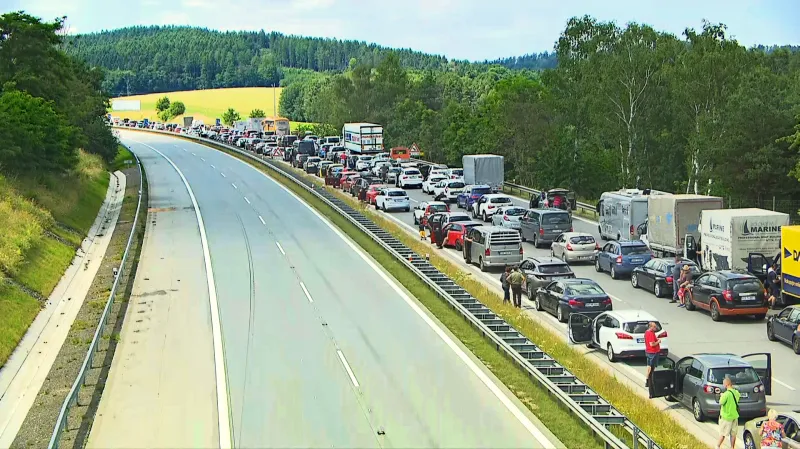 Auta uvězněná před nehodou na D1