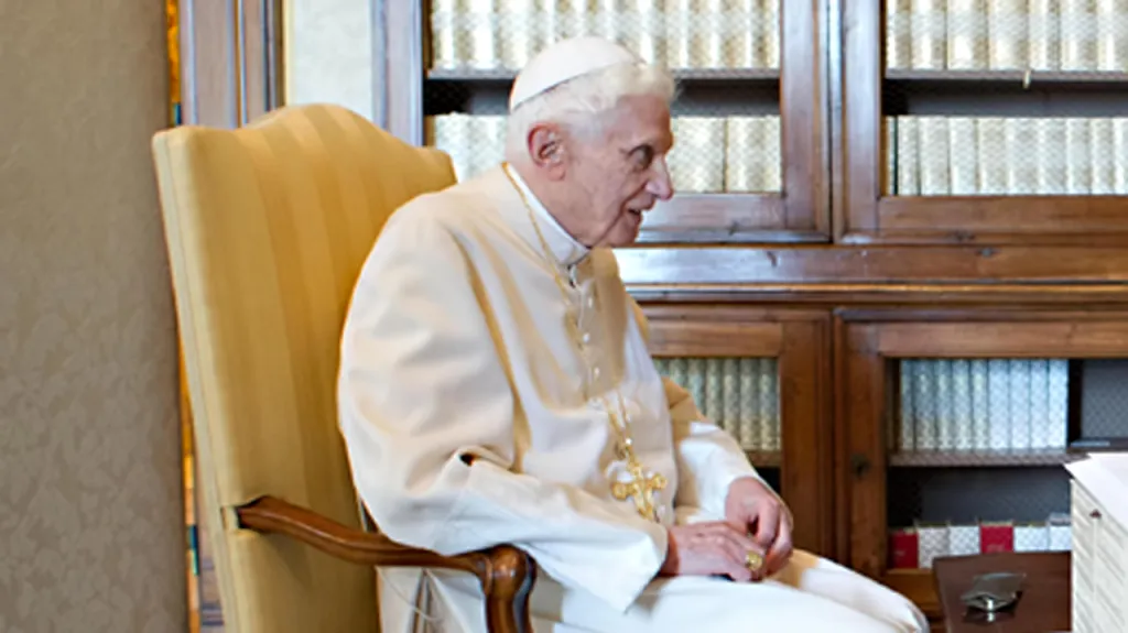 Benedikt během březnového setkání se svým nástupcem Františkem