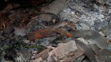 Pistole v popelu vyhořelého vraku automobilu v požárem zničeném městě Paradise