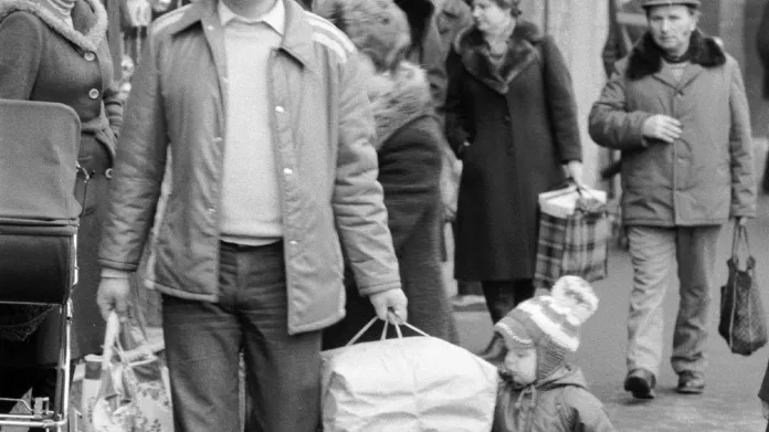 Vánoční nákupy za socialismu (1987, Ústí nad Labem)
