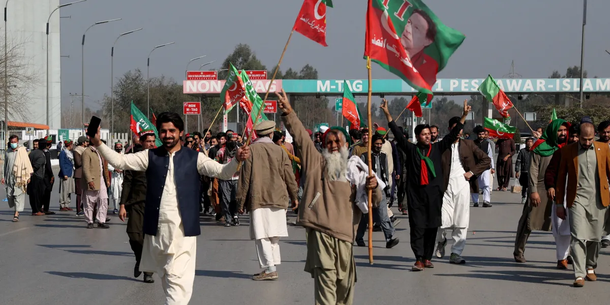Ve volbách v Pákistánu zvítězili spojenci vězněného expremiéra Chána, většinu ale nemají