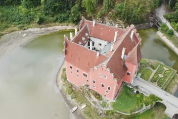 Ze zámeckého rybníku zbyla louže. Hráz u Červené Lhoty potřebuje další opravu
