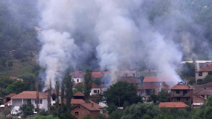 Hořící domy v kosovské vesnici Vranidol, které před svým odsunem zapálily srbské polovojenské jednotky (15. 6. 1999)