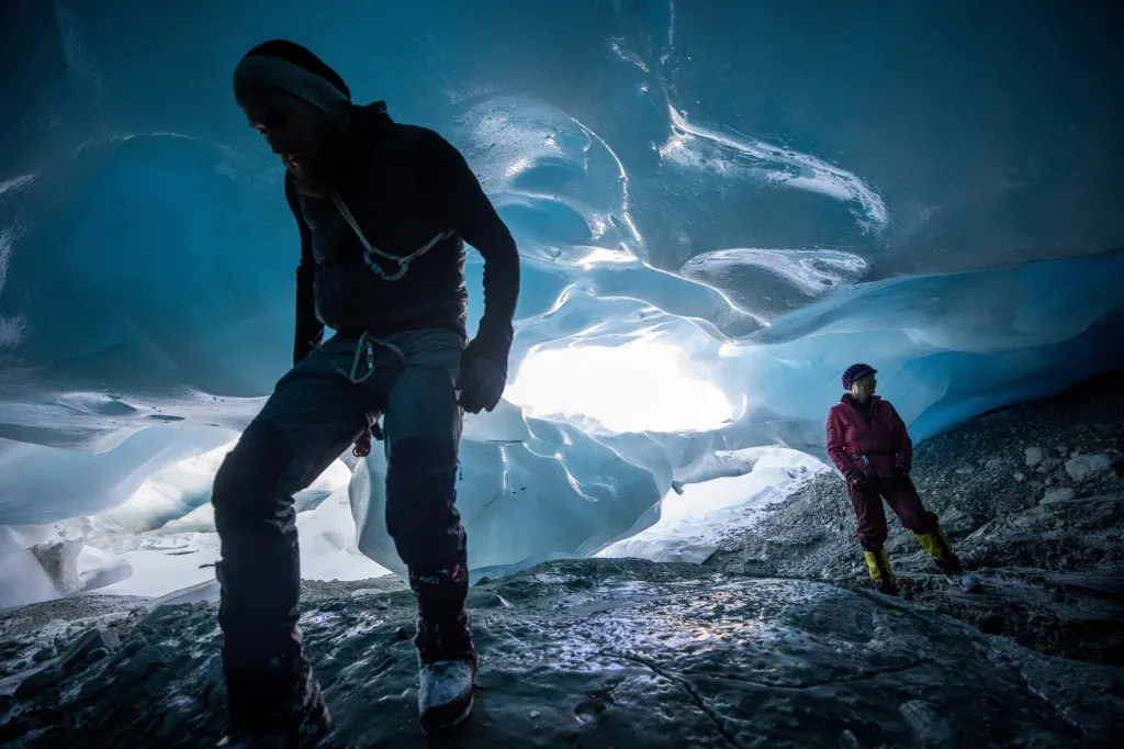 Švýcarské a rakouské ledovce ztratily letos celé procento svého objemu, a to přesto, že byl dostatek sněhu a léto bylo chladnější. Příčinou je klimatická změna, uvedly švýcarská a rakouská akademie přírodních věd. Na snímku vědci procházejí pod tajícím ledovcem Jamtalferner
