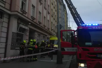 Z hořícího domu na pražském Žižkově hasiči evakuovali čtyři desítky lidí