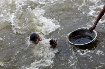 Indičtí potápěči loví v řece cennosti nebezpečí navzdory