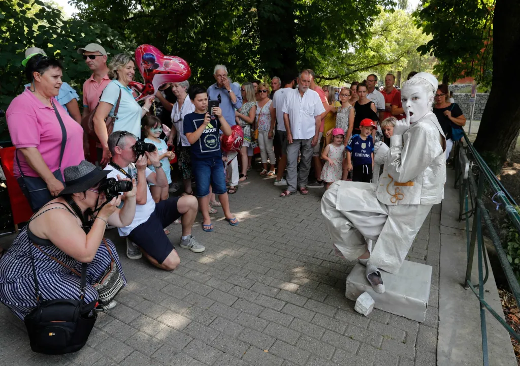 Socha pohádkového Aladina vyvolala údiv přihlížejících diváků